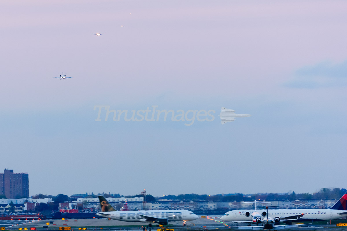 Traffic in to LGA RWY 22